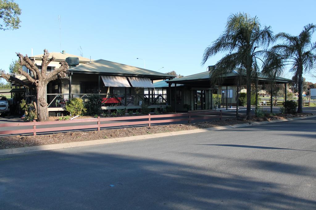 Lake Forbes Motel Esterno foto