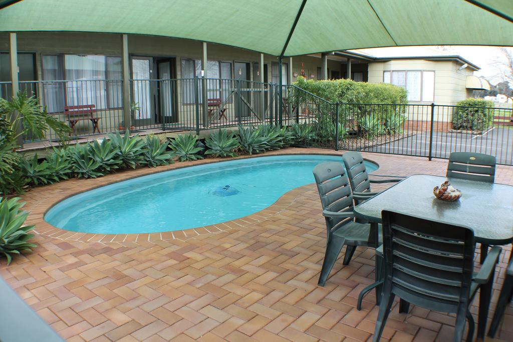 Lake Forbes Motel Esterno foto