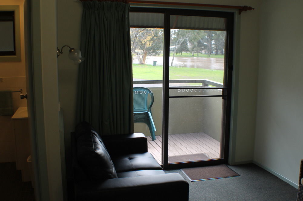 Lake Forbes Motel Esterno foto