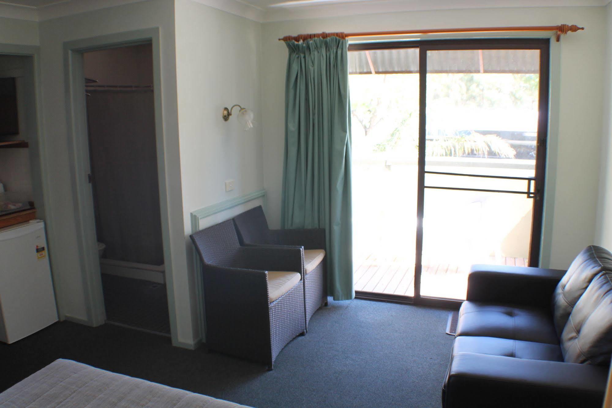Lake Forbes Motel Esterno foto